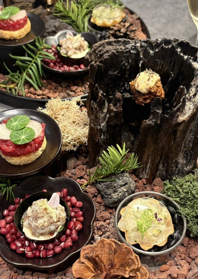WOOHANA Jonggak · the signature Hanwoo showing — marbled beef cuts and caviar presented in a display chest