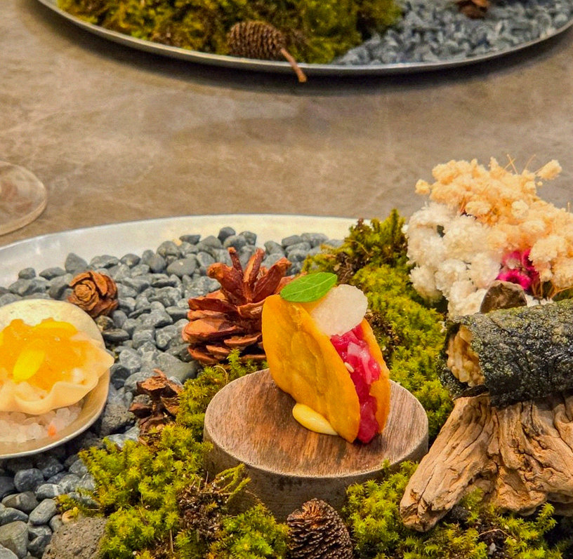 GOWOOGA Yeouido · seafood course served alongside the beef