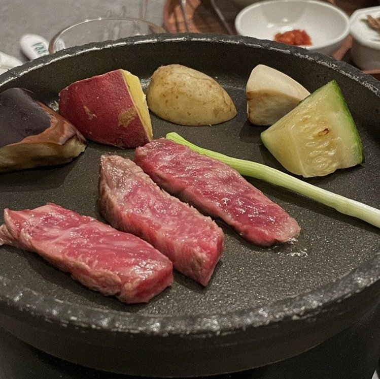 WOOHANA Yeouido · Hanwoo beef grilling over binchotan charcoal