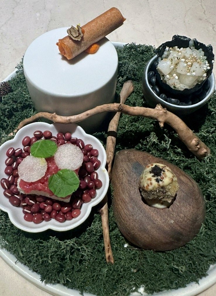 WOOARA Gwanghwamun · the signature Hanwoo showing — marbled beef cuts and caviar presented in a display chest