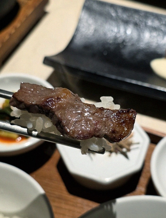 WOOARA Gwanghwamun · premium marbled Hanwoo beef presented before grilling