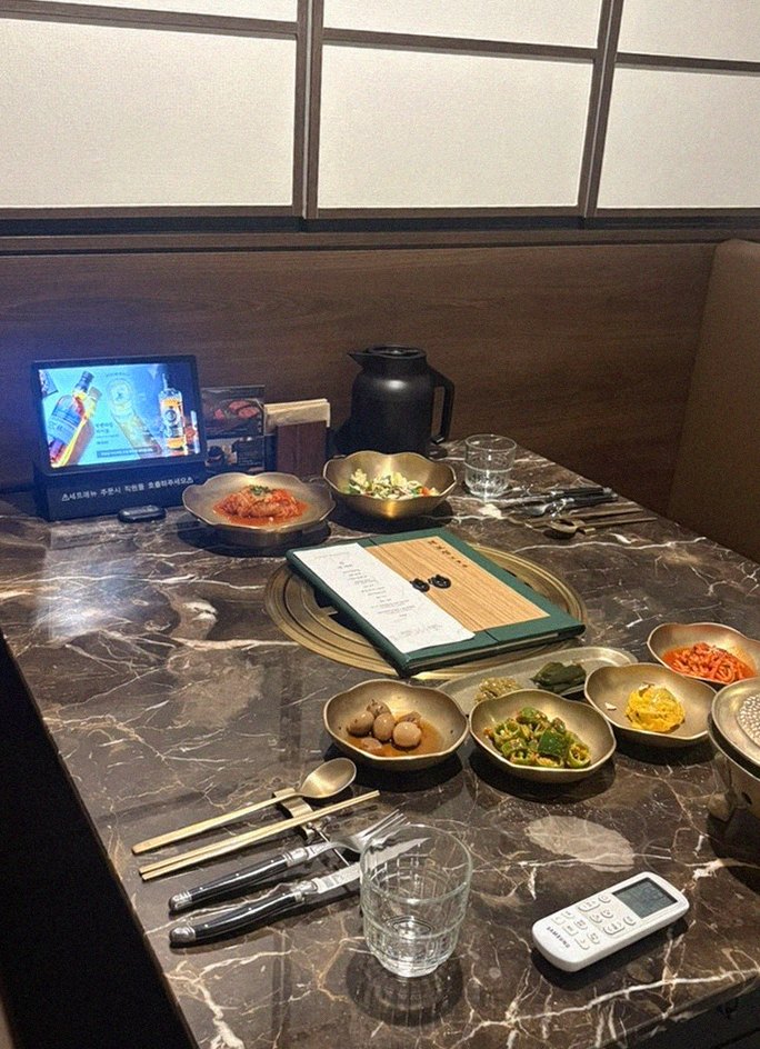 DAEBOJUNG Yeouido · テーブルいっぱいの韓牛おまかせコース