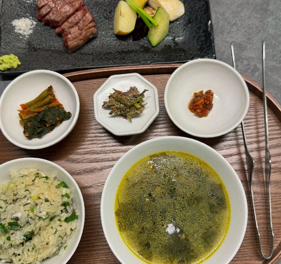 우하나 종각역점 · 광화문 룸식당 · 정갈하게 차려진 반찬과 곁들임 찬