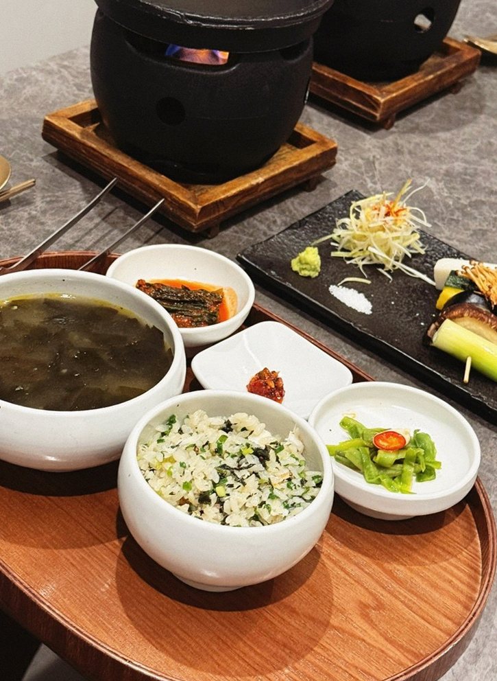 고우가 광화문점 · 광화문 한우오마카세 · 정갈하게 차려진 반찬과 곁들임 찬