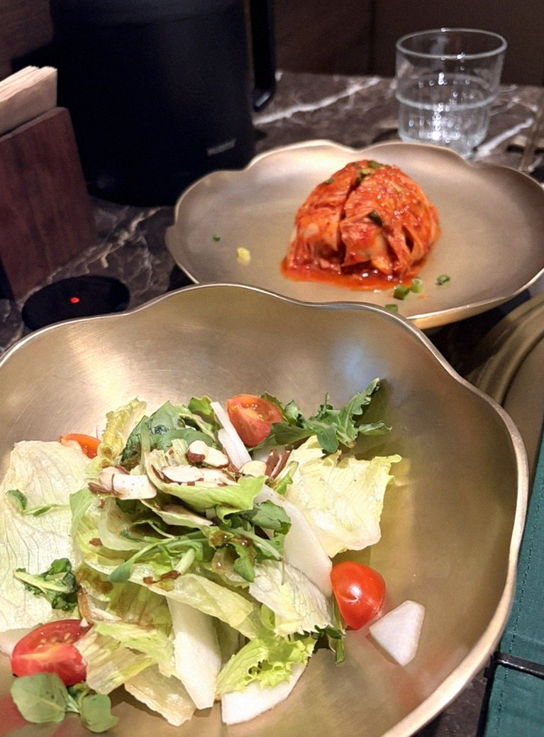 대보정 여의도점 · 영등포 맛집추천 · 정갈하게 차려진 반찬과 곁들임 찬