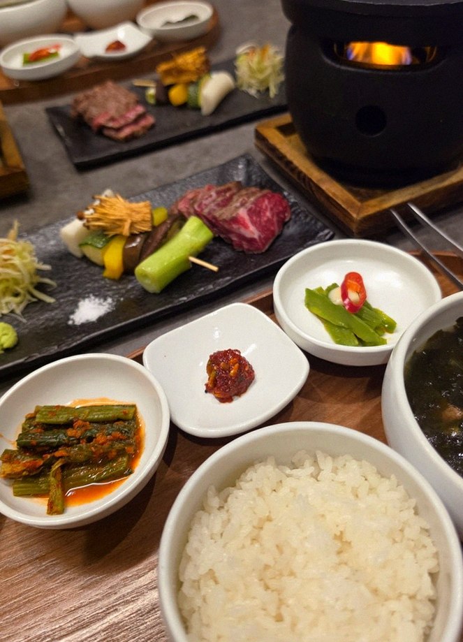 고우가 광화문점 · 광화문역 맛집추천 · 정갈하게 차려진 반찬과 곁들임 찬