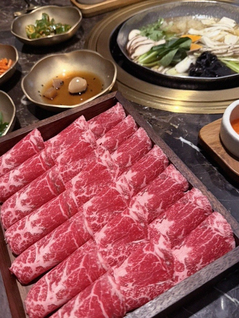 DAEBOJUNG Yeouido · 招牌韩牛展示 — 木盒中呈现的雪花韩牛与鱼子酱