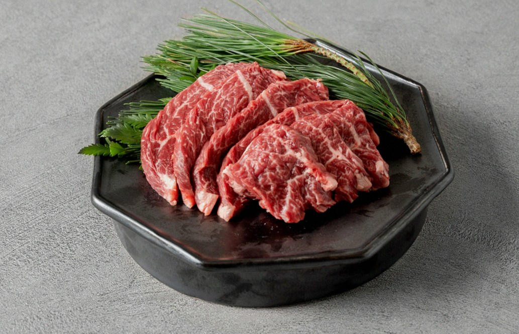 DAEBOJUNG Yeouido · premium marbled Hanwoo beef presented before grilling