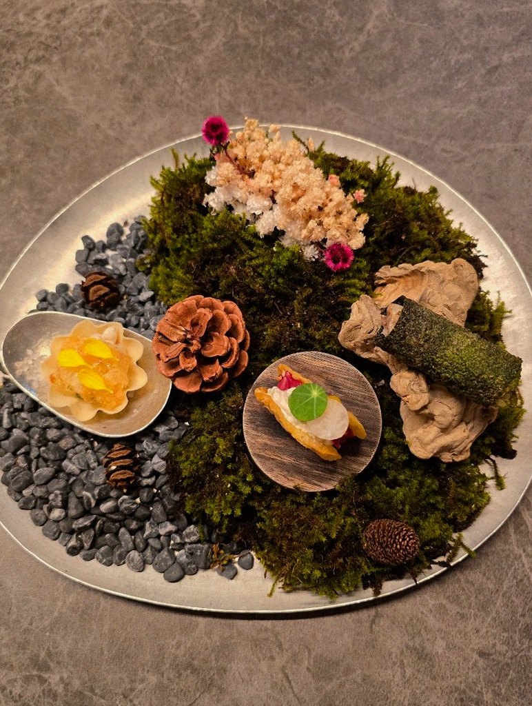 GOWOOGA Yeouido · seafood course served alongside the beef