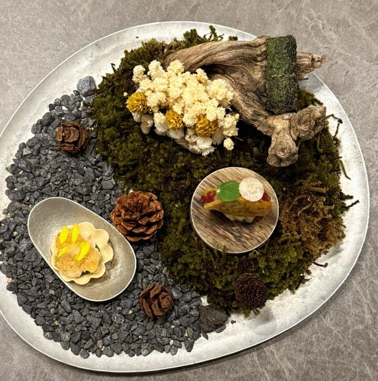 GOWOOGA Gwanghwamun · fresh Hanwoo beef tartare (yukhoe)