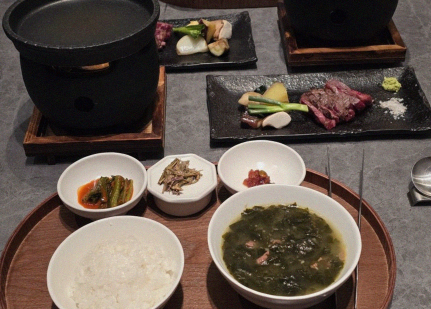 우하나 여의도점 · 더현대 맛집 · 정갈하게 차려진 반찬과 곁들임 찬