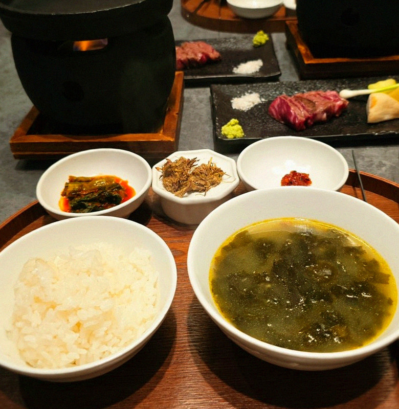 우하나 여의도점 · 여의도 한식맛집 · 정갈하게 차려진 반찬과 곁들임 찬