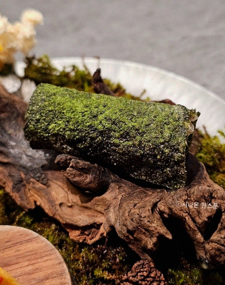 GOWOOGA Gangnam·Yeoksam · the signature Hanwoo showing — marbled beef cuts and caviar presented in a display chest