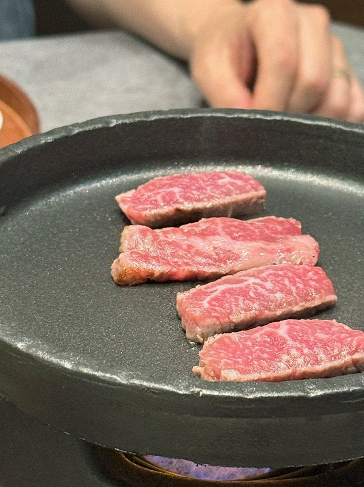 GOWOOGA Gangnam·Yeoksam · Hanwoo beef grilling over binchotan charcoal