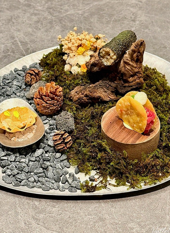 GOWOOGA Gangnam·Yeoksam · a plated course of Hanwoo beef