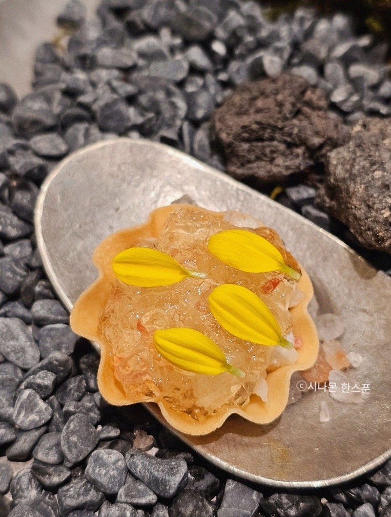 GOWOOGA Gangnam·Yeoksam · fresh Hanwoo beef tartare (yukhoe)