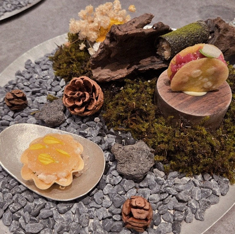 GOWOOGA Gangnam·Yeoksam · seafood course served alongside the beef