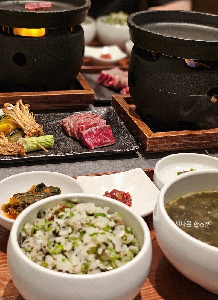 GOWOOGA Gangnam·Yeoksam · assorted Korean side dishes (banchan)