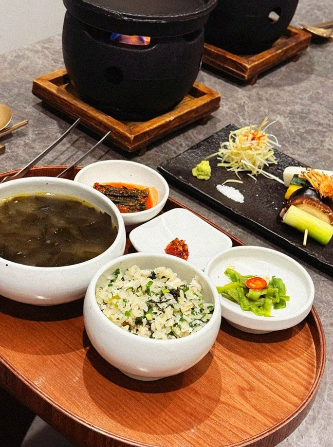 고우가 광화문점 · 경복궁역 점심 · 정갈하게 차려진 반찬과 곁들임 찬