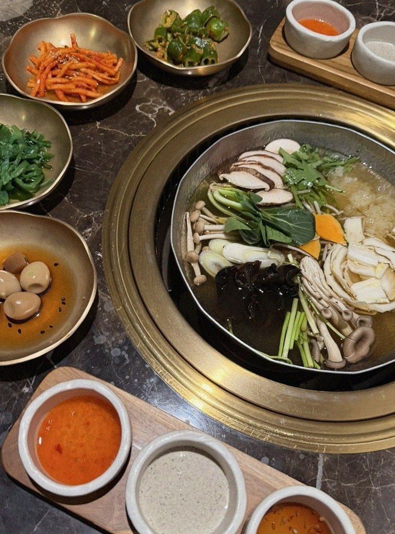 대보정 시청역점 · 서울역 맛집 광화문 맛집 · 정갈하게 차려진 반찬과 곁들임 찬