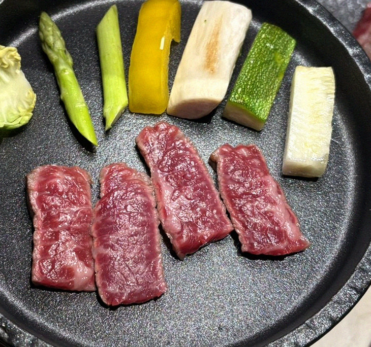 우아라 광화문점 · 광화문 코스요리 · 마블링이 살아있는 프리미엄 한우 쇼잉