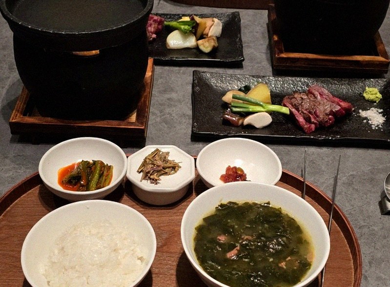 우하나 종각역점 · 시청역 맛집 · 정갈하게 차려진 반찬과 곁들임 찬
