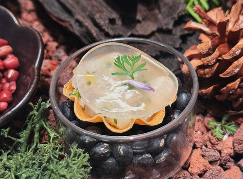 WOOHANA Jonggak · a warm soup to finish the course