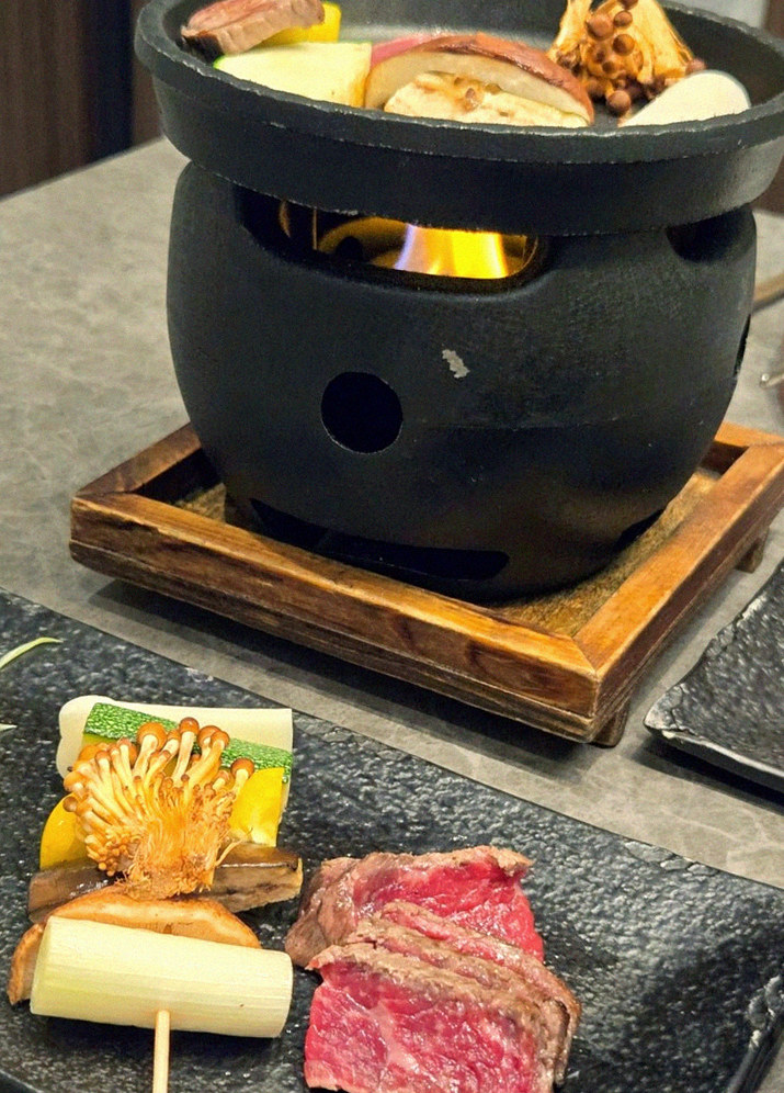 고우가 광화문점 · 광화문 한우오마카세 광화문 근처 맛집 · 시그니처 한우 쇼잉 — 진열함에 담긴 마블링 한우와 캐비아