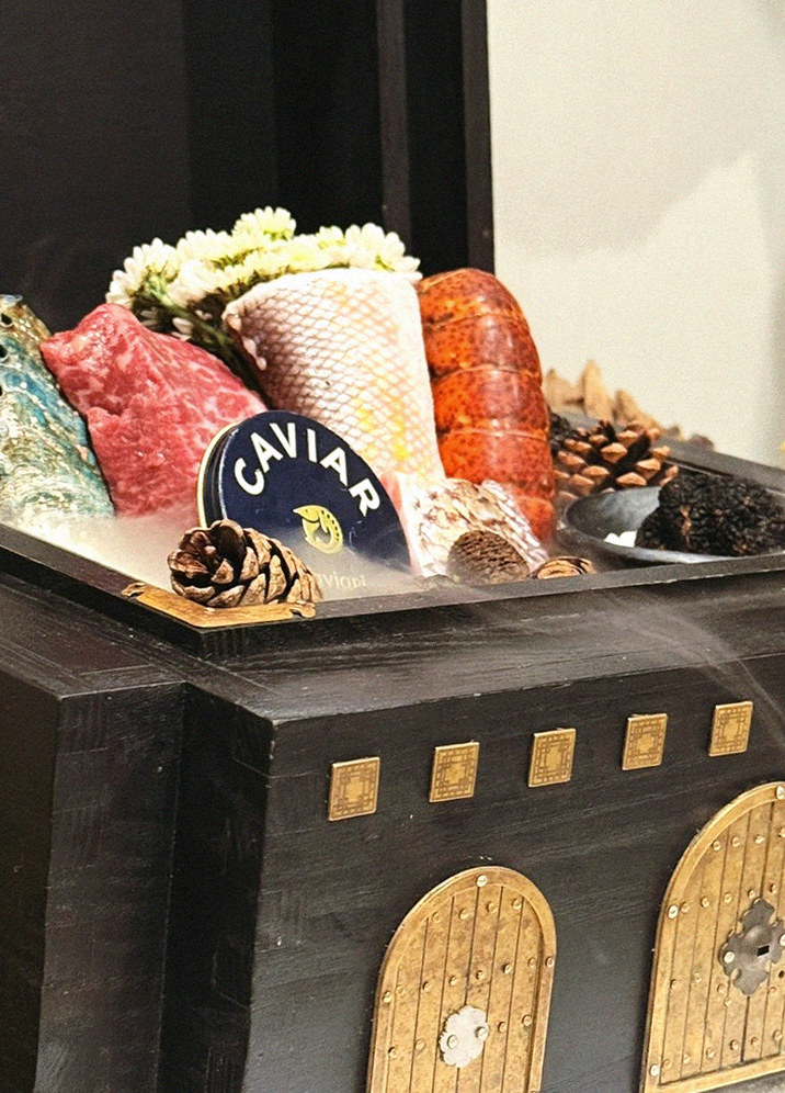 GOWOOGA Gwanghwamun · 招牌韩牛展示 — 木盒中呈现的雪花韩牛与鱼子酱