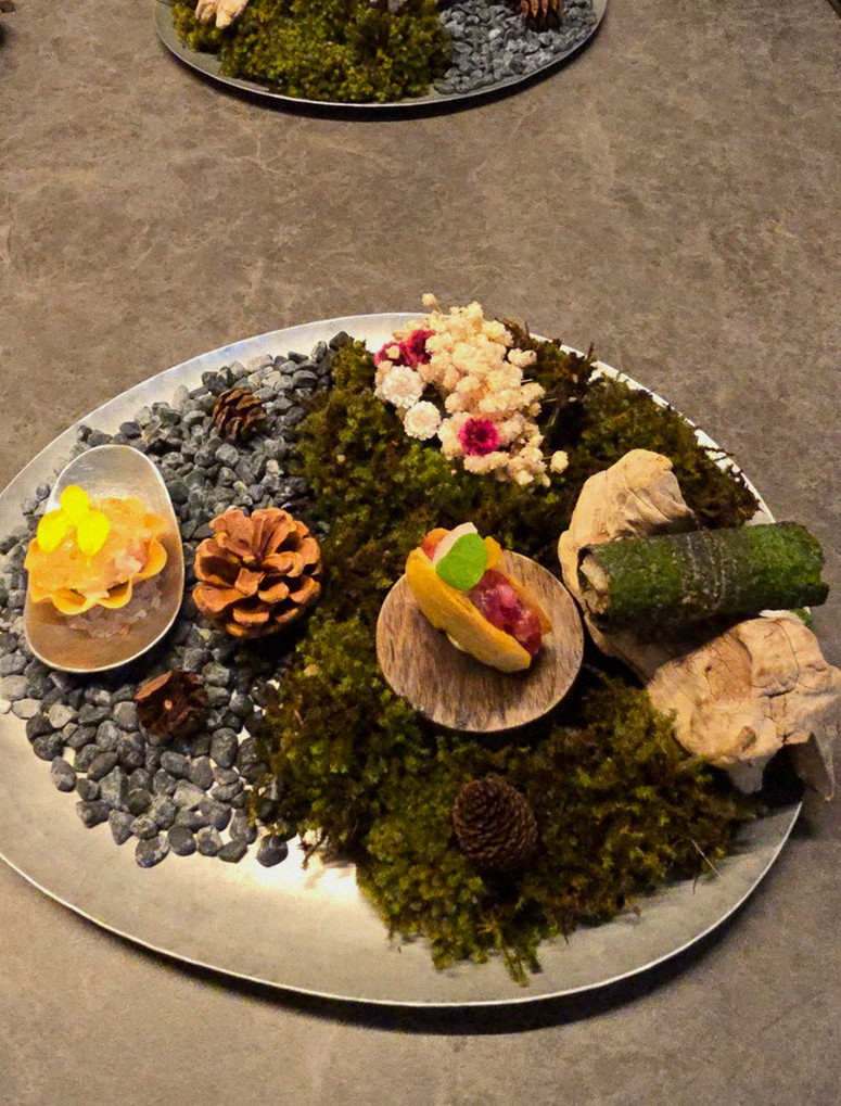 GOWOOGA Yeouido · seafood course served alongside the beef