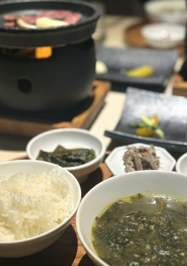 우아라 여의도점 · 정갈하게 차려진 반찬과 곁들임 찬