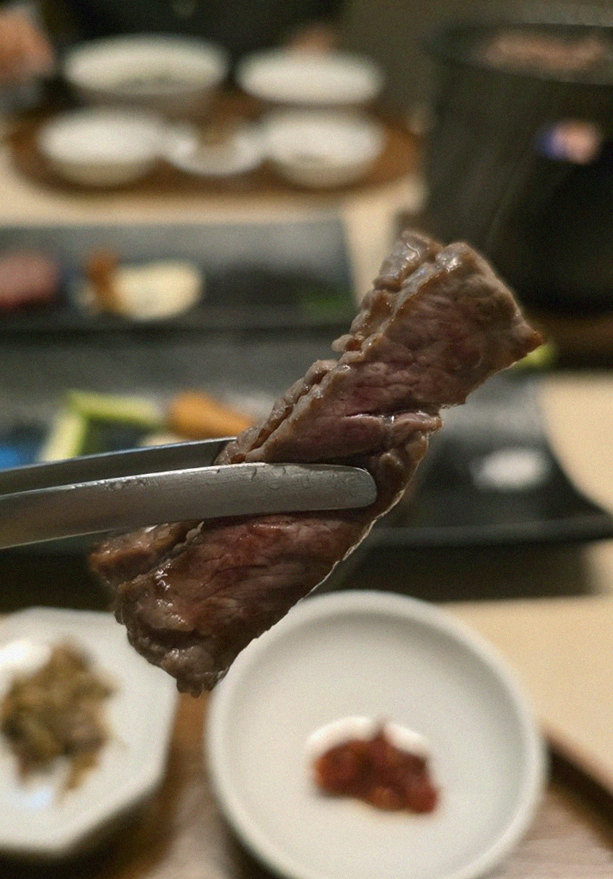 우아라 여의도점 · 마블링이 살아있는 프리미엄 한우 쇼잉