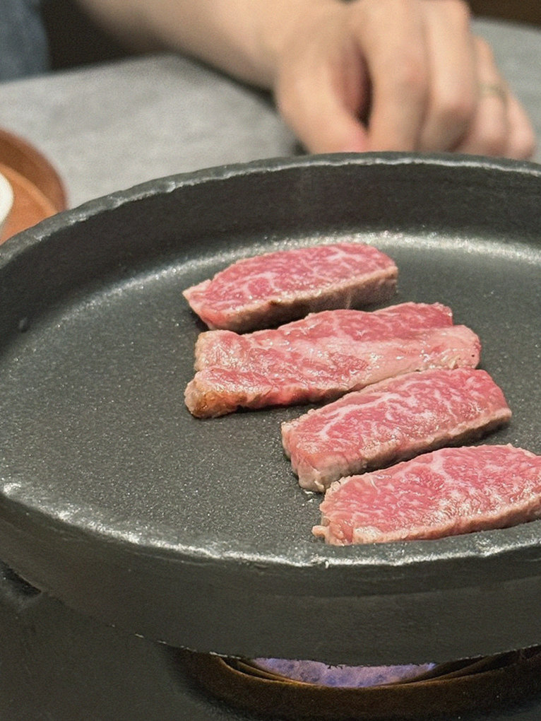 GOWOOGA Gangnam·Yeoksam · Hanwoo beef grilling over binchotan charcoal