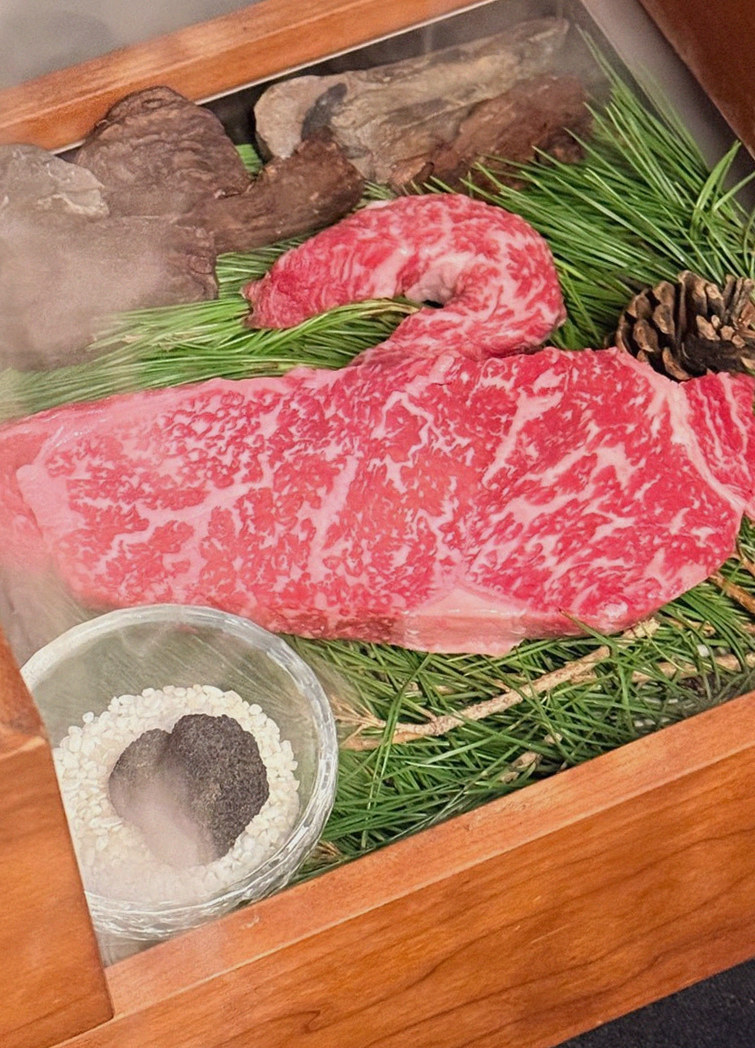 우아라 여의도점 · 여의도 레스토랑 · 시그니처 한우 쇼잉 — 진열함에 담긴 마블링 한우와 캐비아