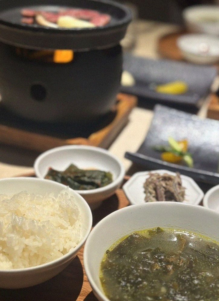 우아라 여의도점 · 여의도 레스토랑 · 정갈하게 차려진 반찬과 곁들임 찬