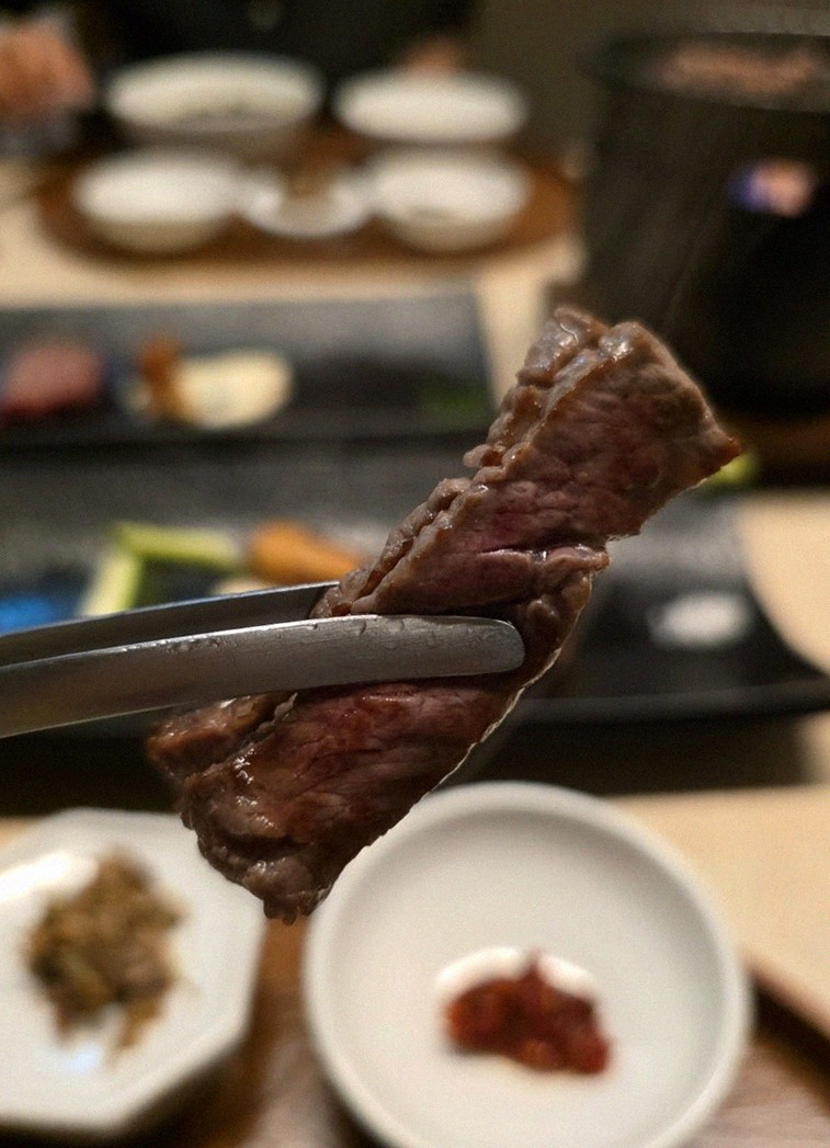 우아라 여의도점 · 여의도 레스토랑 · 마블링이 살아있는 프리미엄 한우 쇼잉