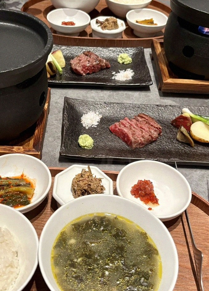 우하나 종각역점 · 덕수궁 근처 맛집 · 시그니처 한우 쇼잉 — 진열함에 담긴 마블링 한우와 캐비아
