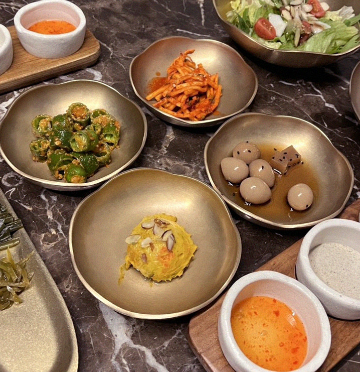 대보정 시청역점 · 서울역 상견례 · 정갈하게 차려진 반찬과 곁들임 찬