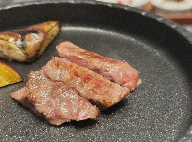 WOOHANA Jonggak · Hanwoo beef grilling over binchotan charcoal