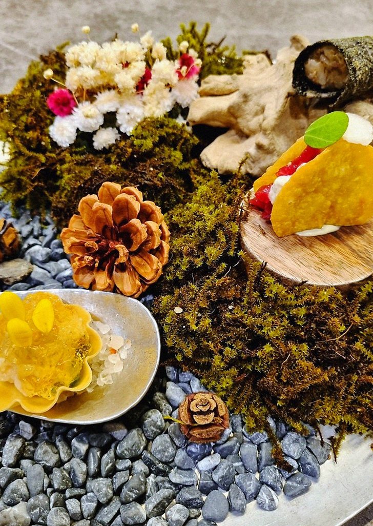 GOWOOGA Yeouido · seafood course served alongside the beef