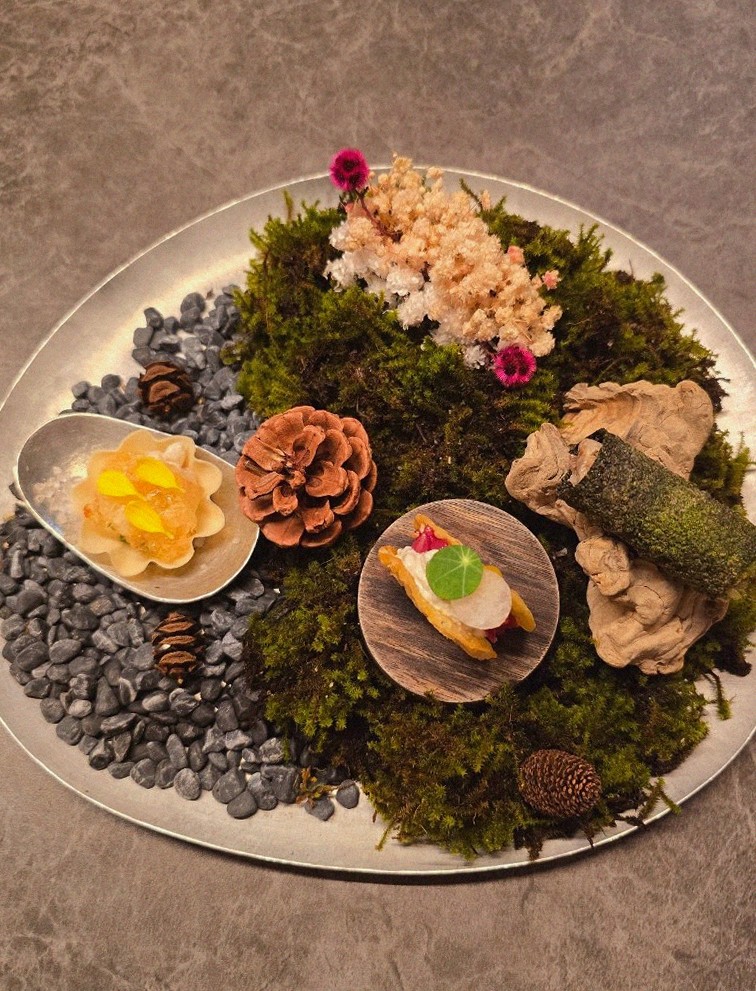 GOWOOGA Yeouido · seafood course served alongside the beef
