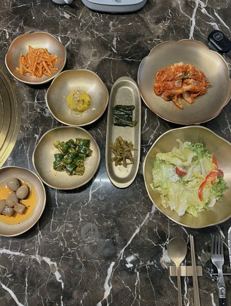 대보정 시청역점 · 광화문 맛집 · 정갈하게 차려진 반찬과 곁들임 찬