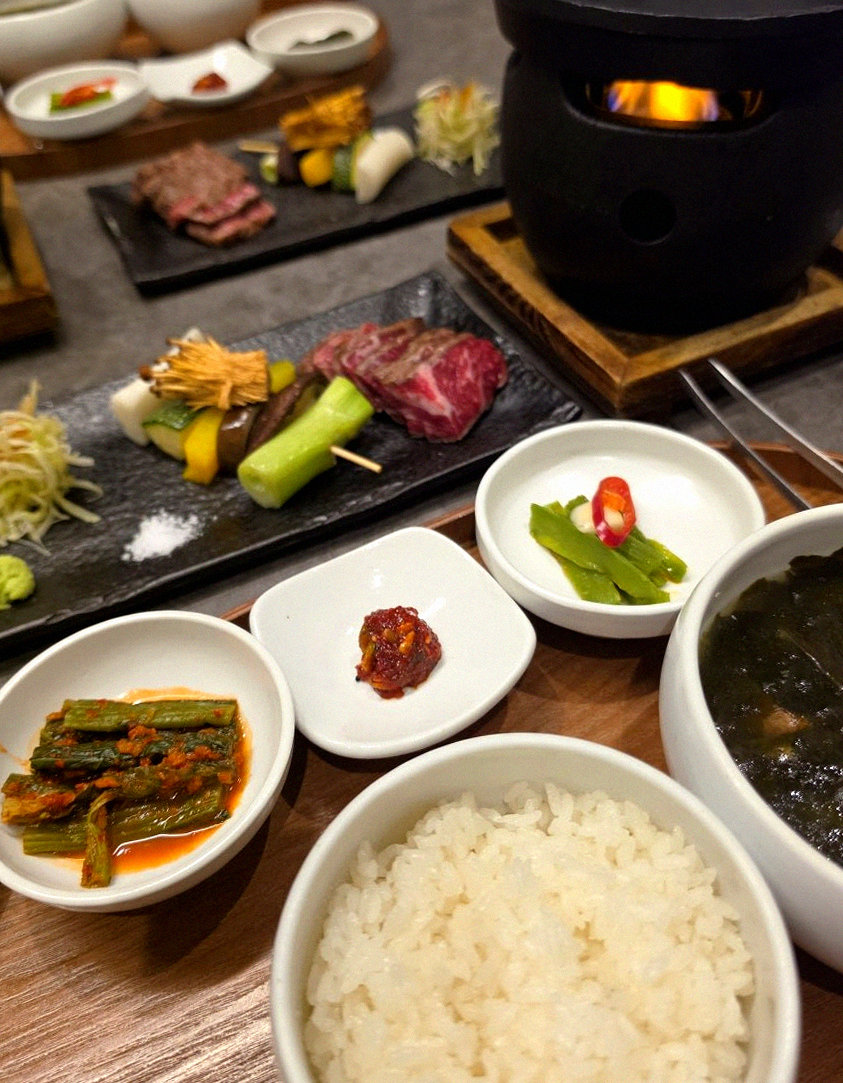 고우가 광화문점 · 광화문 데이트 맛집 · 정갈하게 차려진 반찬과 곁들임 찬