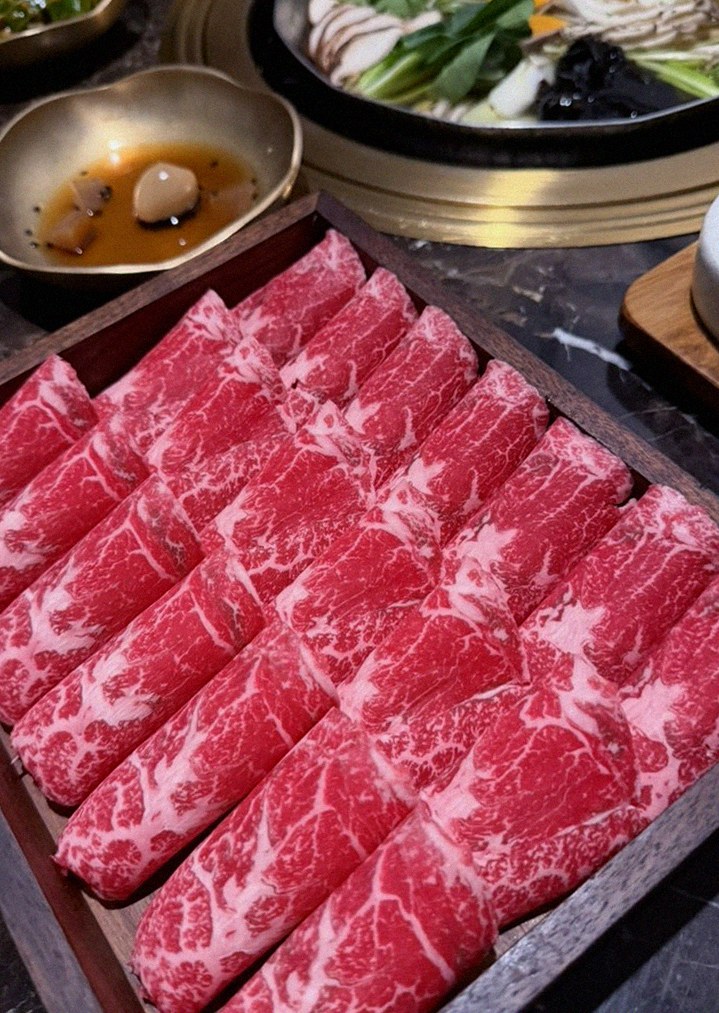 대보정 여의도점 · 여의도 소고기맛집 · 마블링이 살아있는 프리미엄 한우 쇼잉