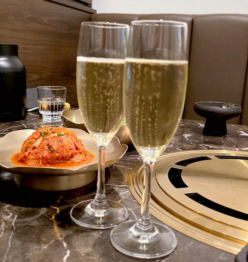 대보정 여의도점 · 여의도 소고기맛집 · 시그니처 한우 쇼잉 — 진열함에 담긴 마블링 한우와 캐비아