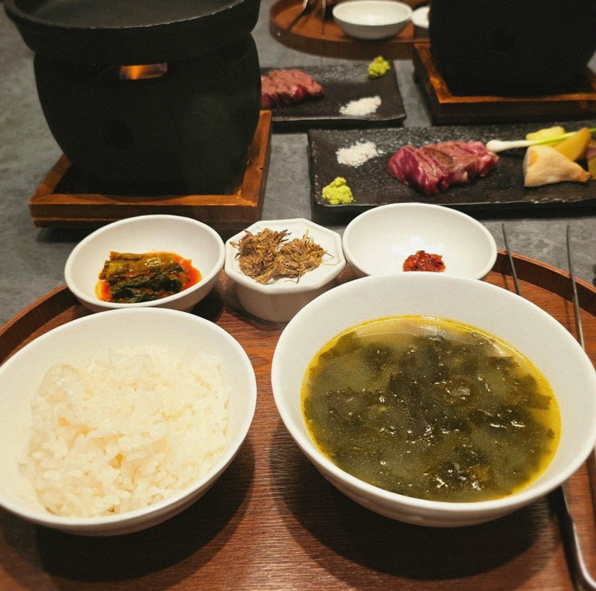 WOOHANA Yeouido · assorted Korean side dishes (banchan)