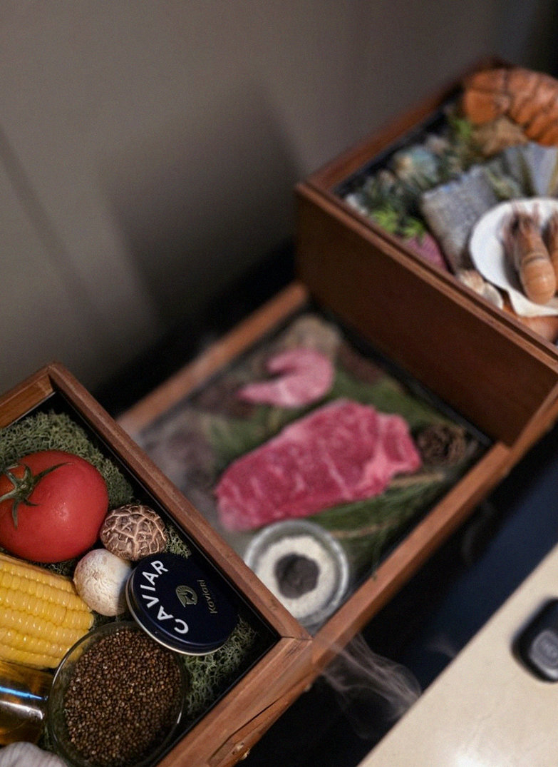 우아라 광화문점 · 안국 역 데이트 맛집 · 시그니처 한우 쇼잉 — 진열함에 담긴 마블링 한우와 캐비아