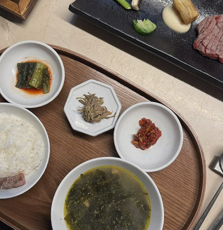 우아라 광화문점 · 안국 역 데이트 맛집 · 정갈하게 차려진 반찬과 곁들임 찬