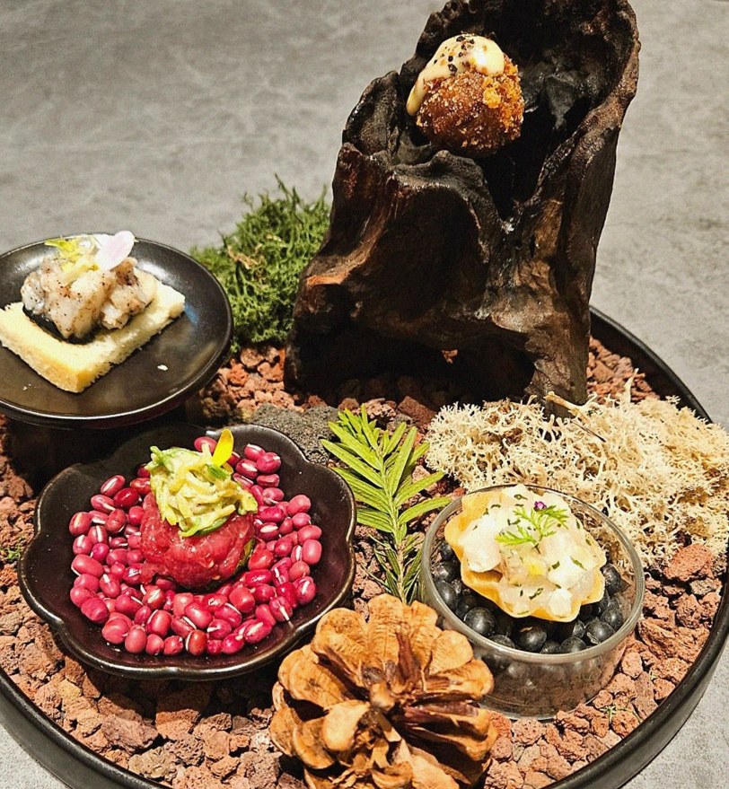 WOOHANA Jonggak · the signature Hanwoo showing — marbled beef cuts and caviar presented in a display chest
