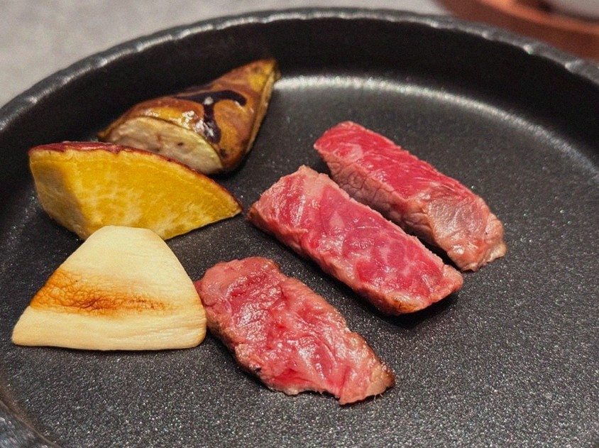 WOOHANA Jonggak · 備長炭で焼き上げる韓牛